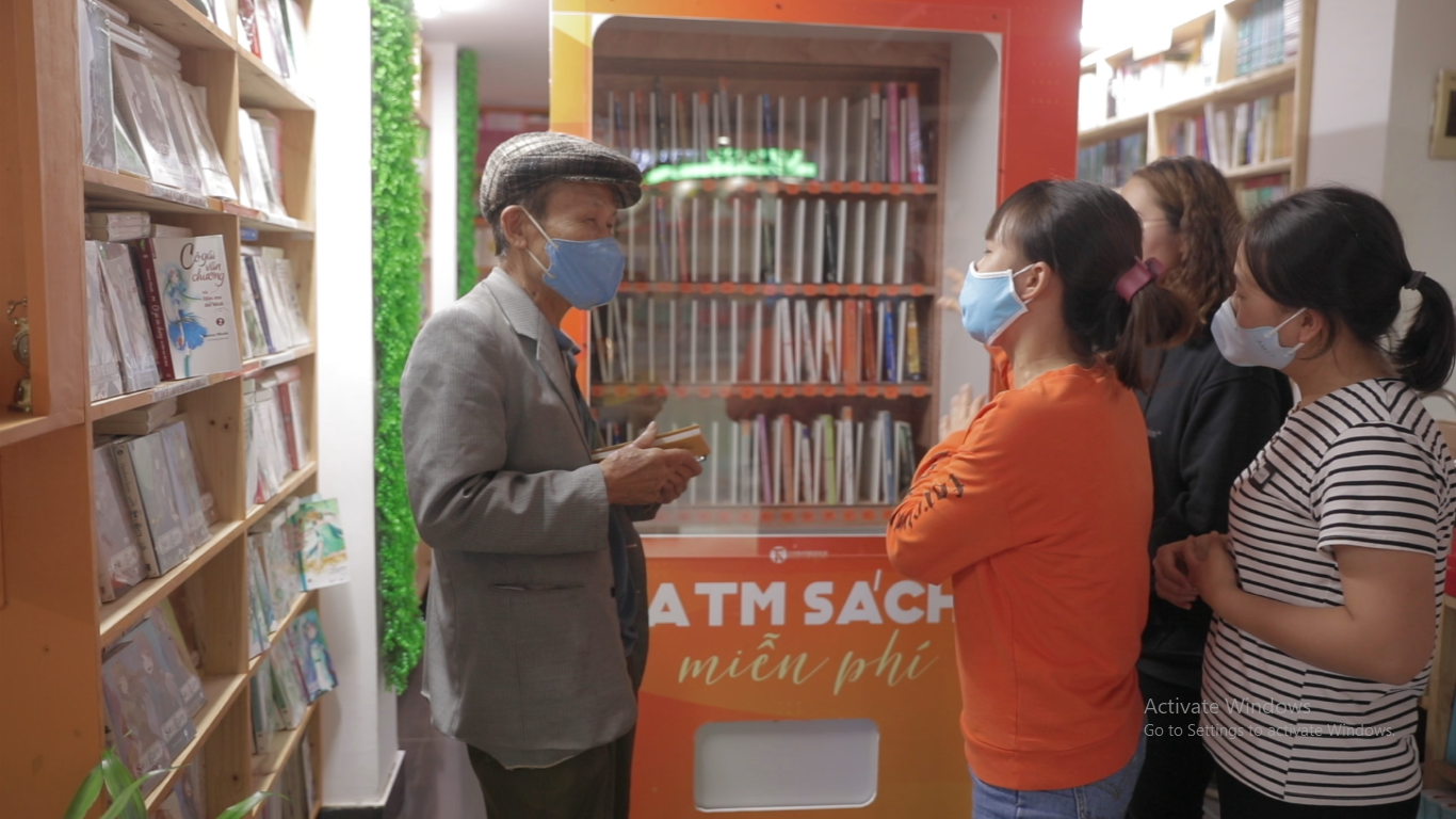 Thú vị cây ATM sách miễn phí đầu tiên tại Hà Nội